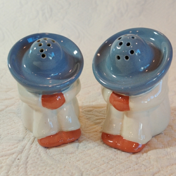 VTG Ceramic Salt & Pepper Shakers Dos Amigos Sleeping Siesta Men in Sombreros - Picture 1 of 6